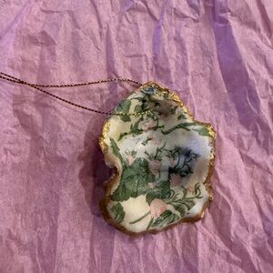 Hand-made Floral Gold-Edged Decorative Oyster Shell Ornament